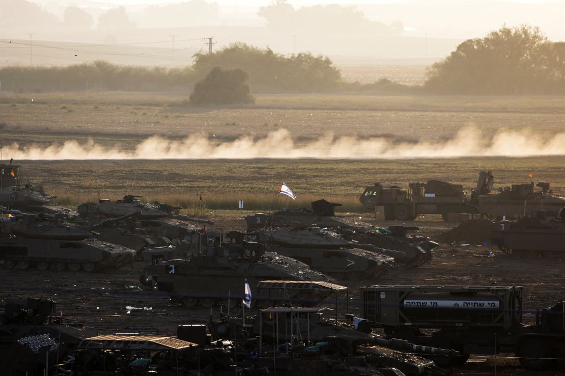 Une formation de chars israéliens et d'autres militaires est positionnée près de la frontière entre Israël et la bande de Gaza, dans le sud d'Israël, le 20 octobre 2023.