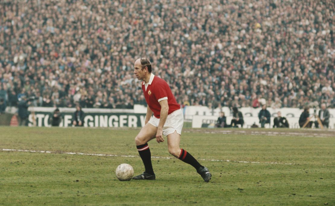 O jogador do Manchester United, Bobby Charlton, corre com a bola durante a partida da Primeira Divisão entre Chelsea e Manchester United, realizada em 28 de abril de 1973, em Stamford Bridge, em Londres. Esta foi sua última aparição no Manchester United, ao anunciar sua aposentadoria após um carreira ocupada.  Começou em 1956 e disputou 642 partidas pelo clube, marcando 207 gols.