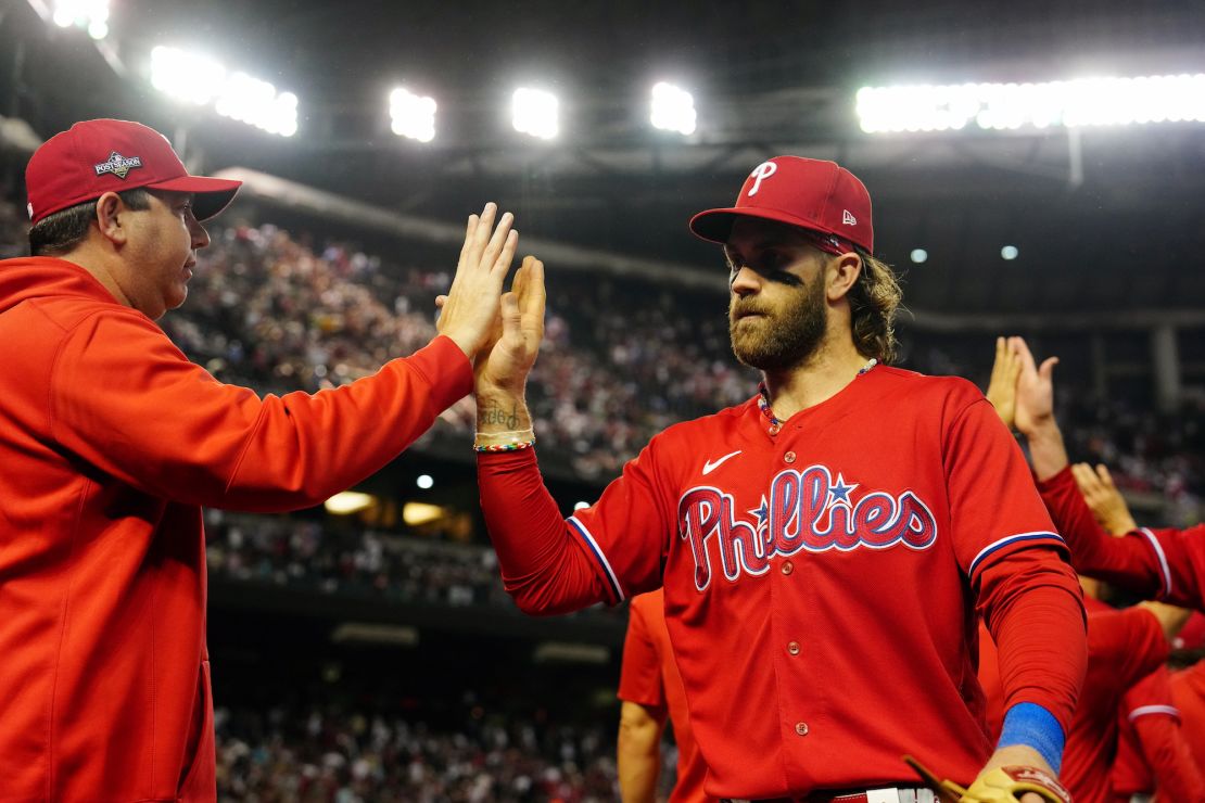 PHOENIX, AZ - 21 DE OUTUBRO: Bryce Harper nº 3 do Philadelphia Phillies comemora com companheiros de equipe depois que os Phillies venceram o Arizona Diamondbacks no jogo 5 do NLCS no Chase Field no sábado, 21 de outubro de 2023 em Phoenix, Arizona.  (Foto de Mary DiCicco/MLB Images via Getty Images)