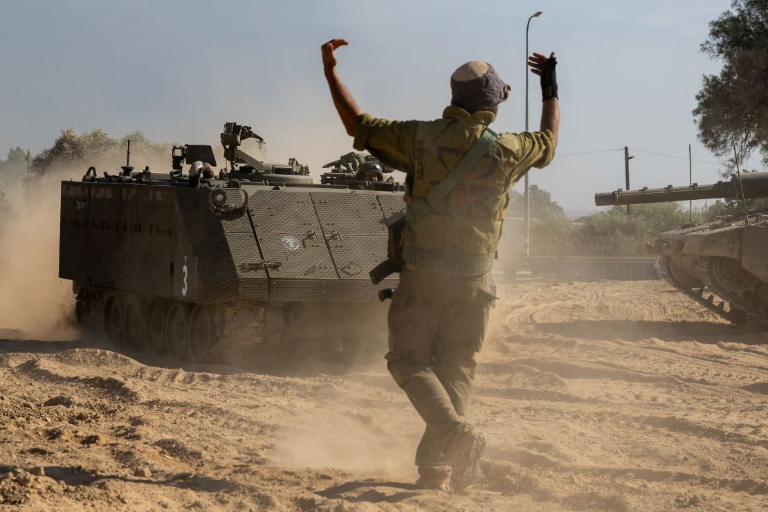Un soldado de las FDI guía un vehículo blindado de transporte de personal en el sur de Israel el 21 de octubre de 2023.