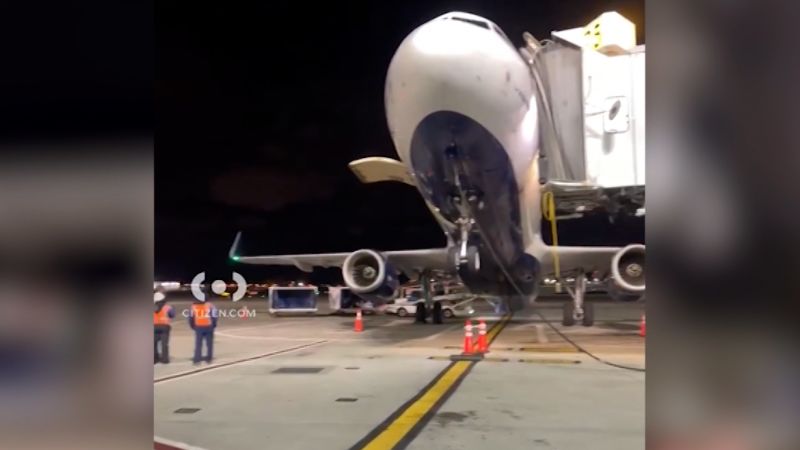 Пътнически самолет JetBlue загуби равновесие и се наклони като люлка,