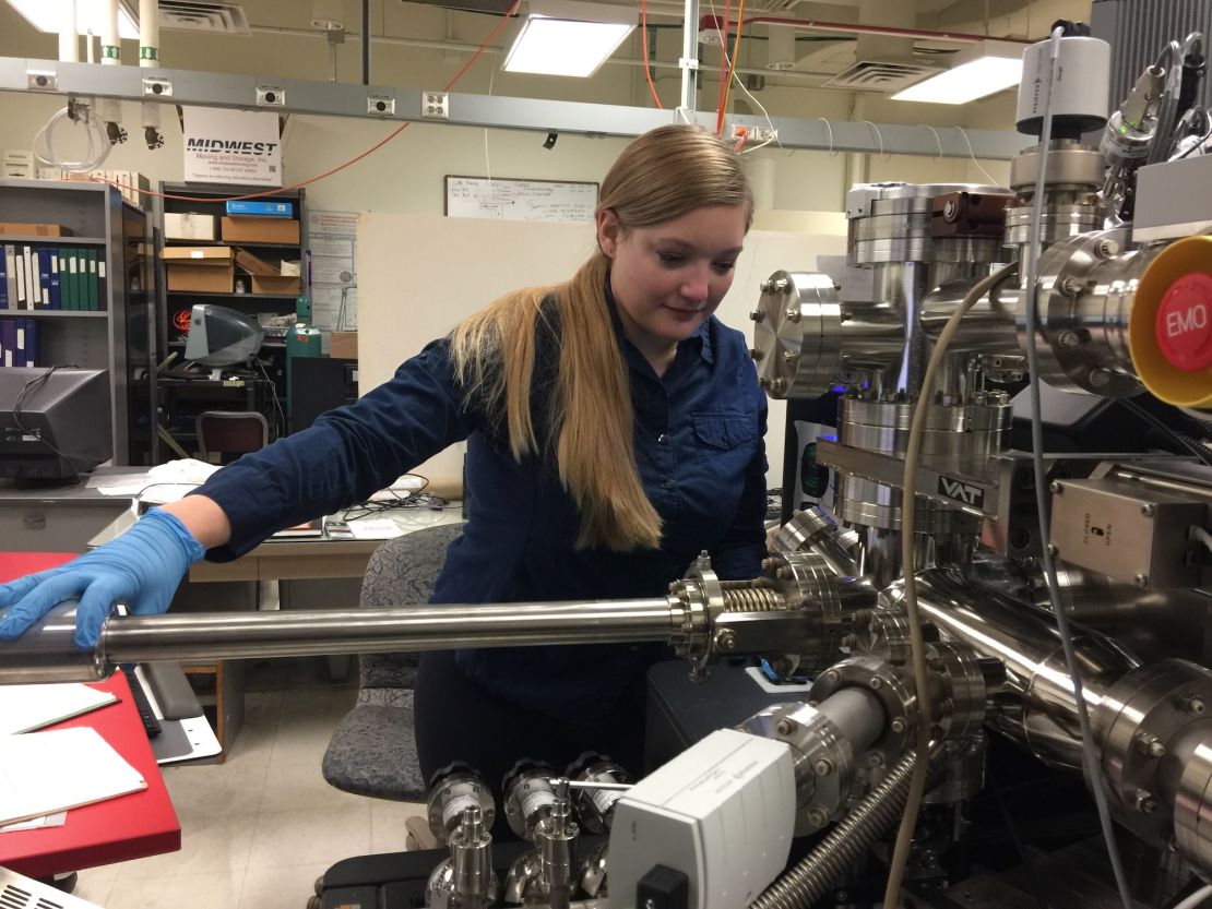 Jennica Greer é mostrada no Centro de Tomografia de Sonda Nuclear da Northwestern University.