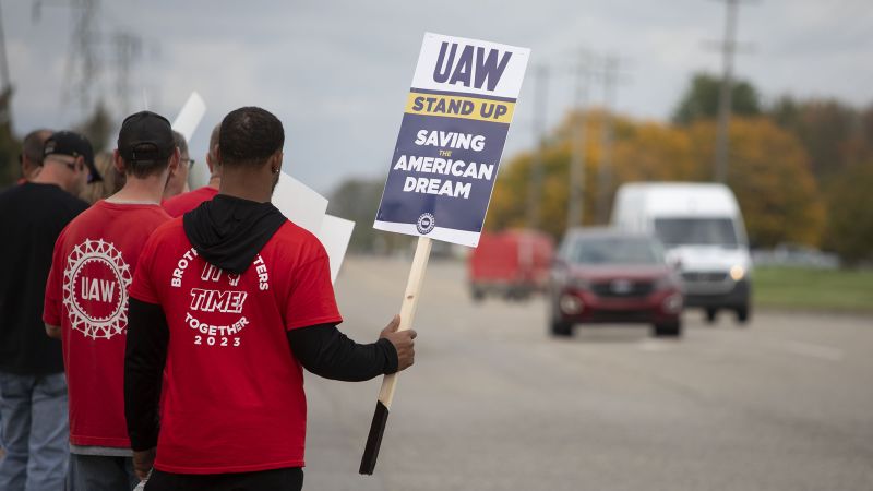 NextImg:GM earnings rise despite strike | CNN Business