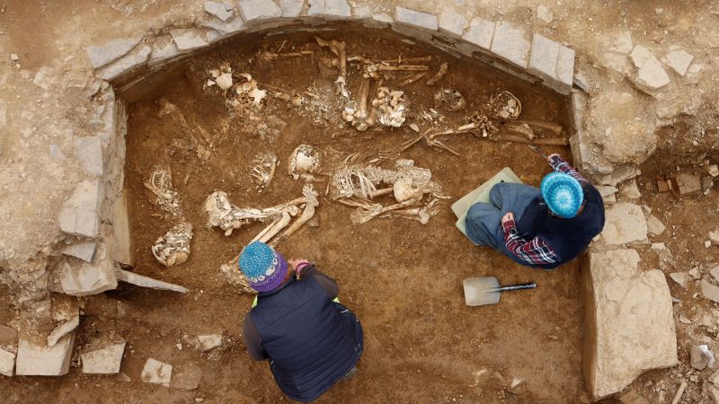 Esqueletos descobertos em cemitério escocês ‘incrivelmente raro’ de 5.000 anos