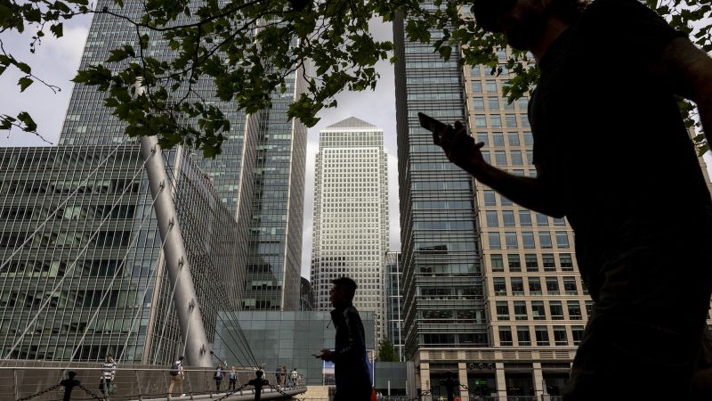 NextImg:London's bankers can make unlimited bonuses again as UK axes cap | CNN Business