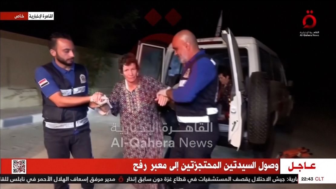 Yocheved Lifshitz, como se ve en un vídeo tras su liberación, acompañada de una ambulancia.
