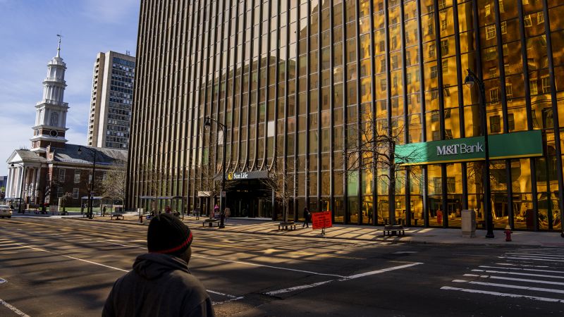 NextImg:Big banks had a strong Q3. What about regional banks? | CNN Business