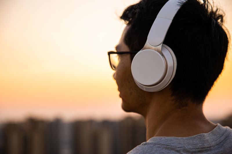 Your favorite sad songs could help you feel less pain new study