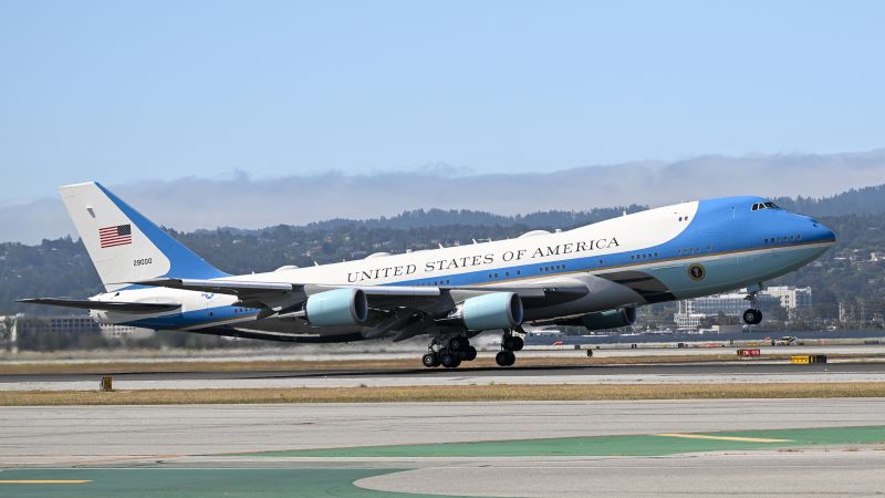 You are currently viewing Air Force One debacle: Boeing has now lost more than $1 billion on each of the president’s two new jets – CNN