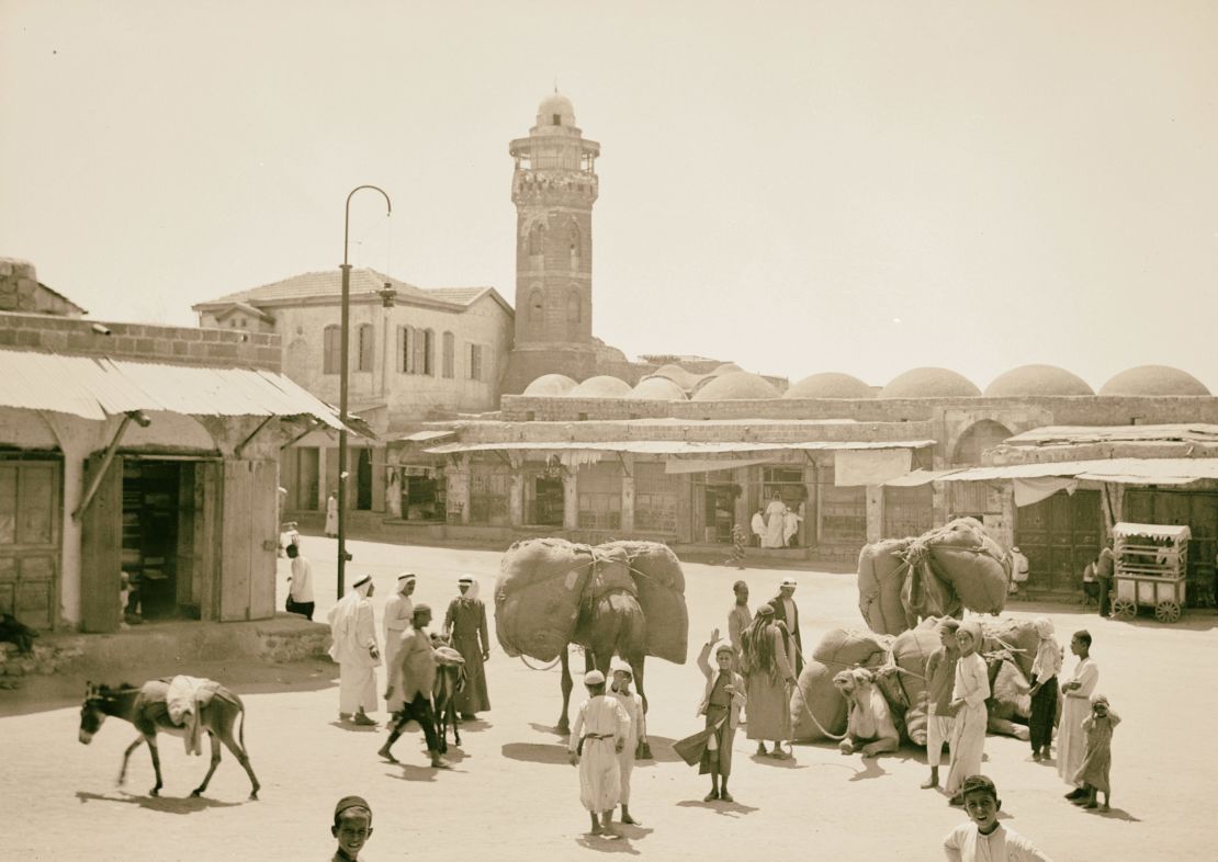 Majdel village & its primitive weaving. Majdel market showing town mosque. the town of al-Majdal (al-Majdal Asqalan). 1934, Israel, Ash?elon. (Photo by: Sepia Times/Universal Images Group via Getty Images)