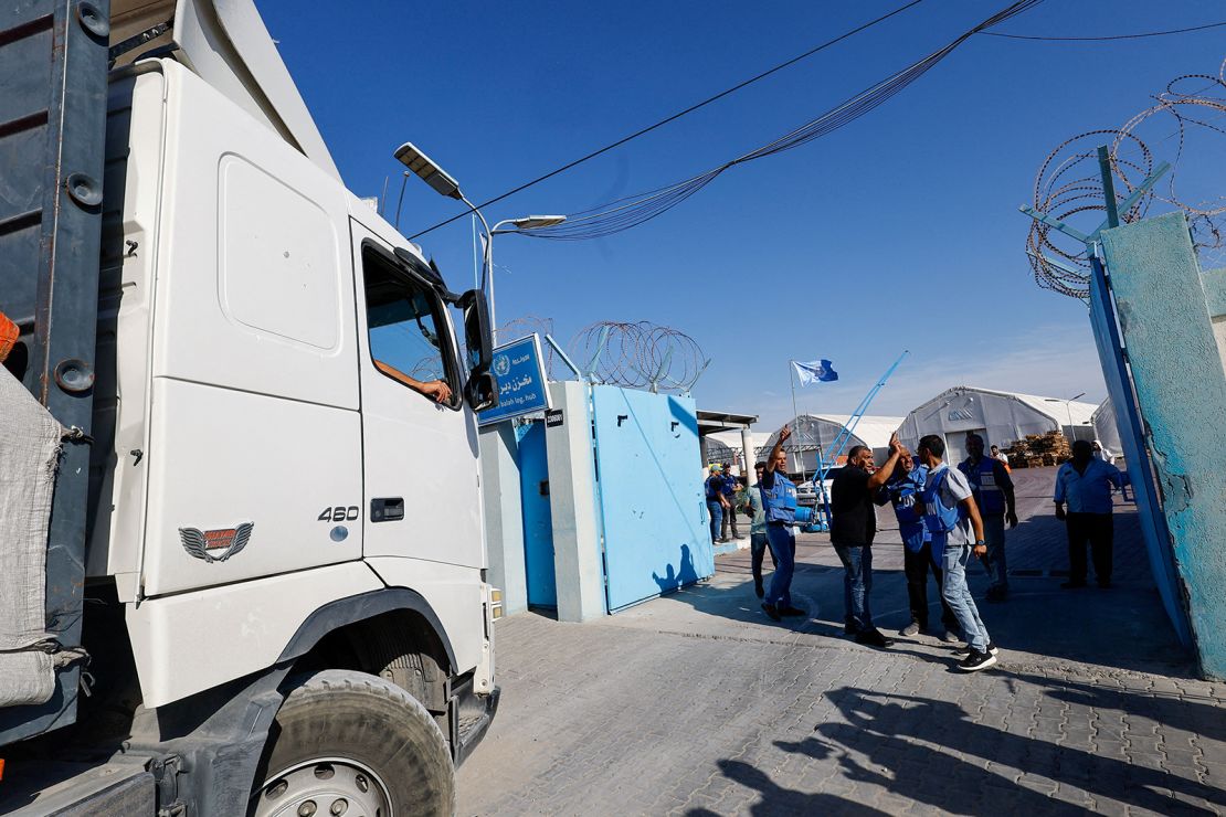 Un camión de ayuda llega a una instalación de almacenamiento de la ONU mientras continúa el conflicto entre Israel y Hamás, en el centro de Gaza el 21 de octubre de 2023. 