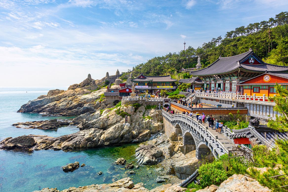 <strong>Haedong Yonggunsa: </strong>This scenic and serene Buddhist site overlooks the surging sea. 