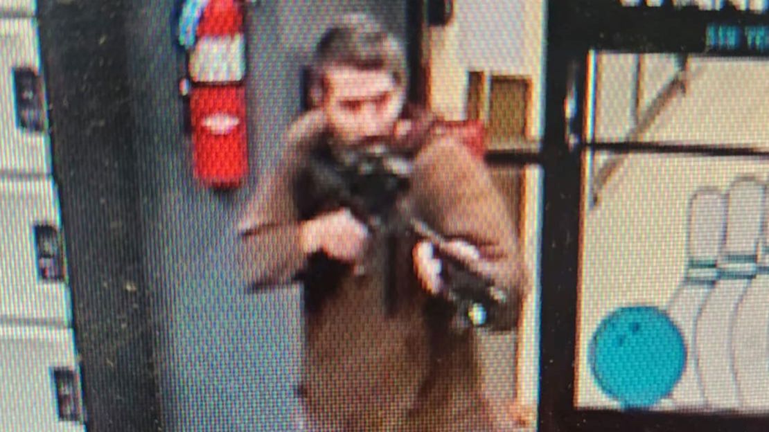 Офис шерифа округа Андроскоггин опубликовал фотографию предполагаемого подозреваемого в стрельбе в Льюистоне, штат Мэн.