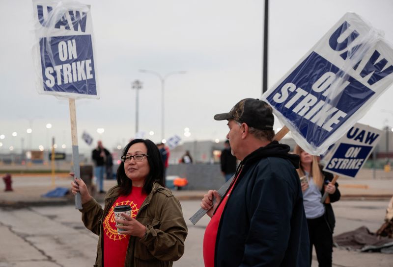 United Auto Workers Union And Ford Reach Tentative Labor Agreement ...