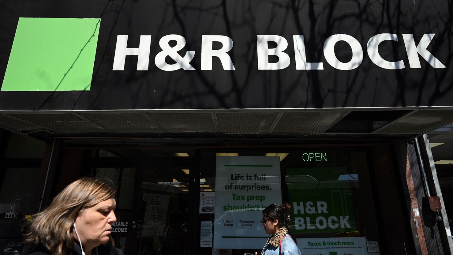 US lawmakers question tax prep companies on sharing of taxpayer data