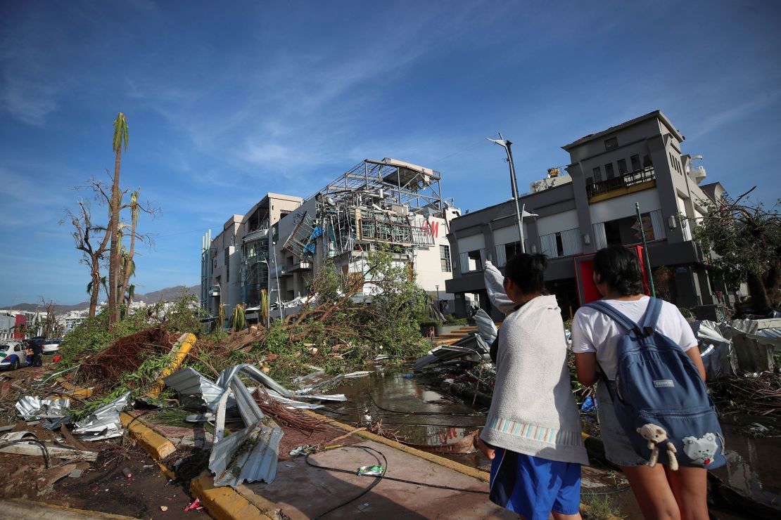 People look at damages caused by Hurricane Otis in Acapulco, Mexico, October 26, 2023. REUTERS/Henry Romero