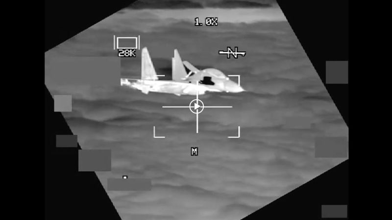 米軍は、中国戦闘機が南シナ海上空で米爆撃機の10フィート以内に接近したと発表した
