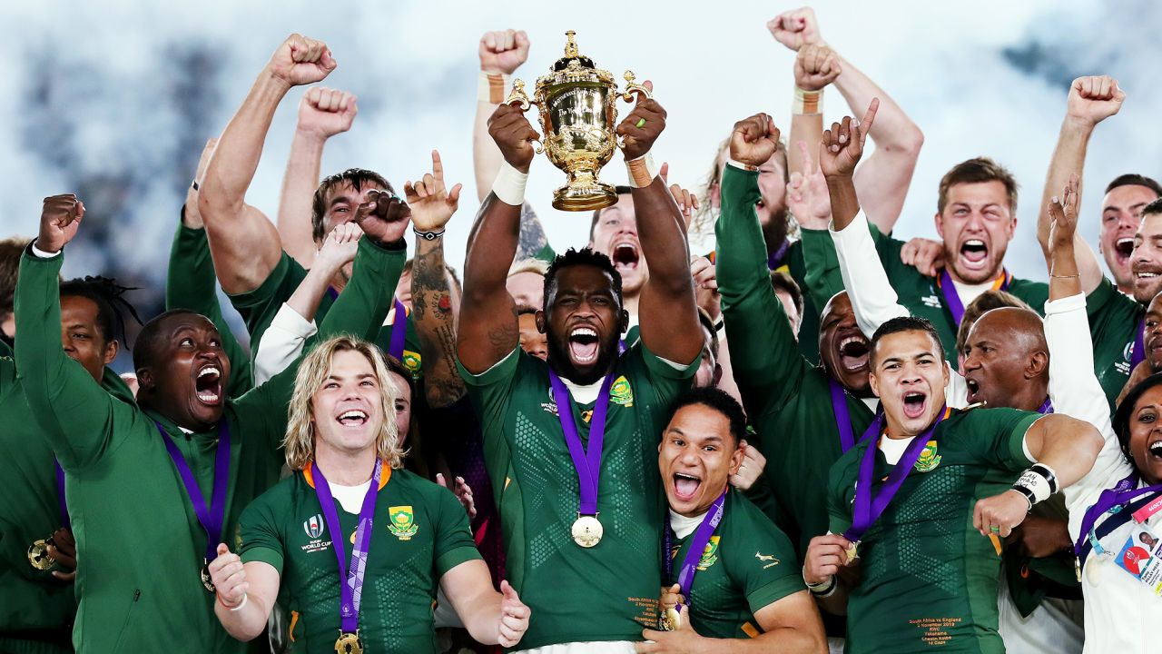 YOKOHAMA, JAPAN - NOVEMBER 02: Siya Kolisi of South Africa lifts the Web Ellis cup following his team's victory against England in the Rugby World Cup 2019 Final between England and South Africa at International Stadium Yokohama on November 02, 2019 in Yokohama, Kanagawa, Japan. (Photo by David Rogers/Getty Images)