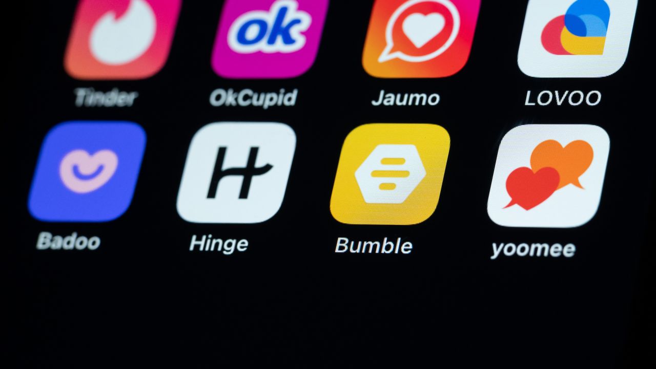 SYMBOL - 30 January 2023, Baden-Württemberg, Rottweil: Dating apps can be seen on the display of an iPhone SE. Photo: Silas Stein/dpa (Photo by Silas Stein/picture alliance via Getty Images)