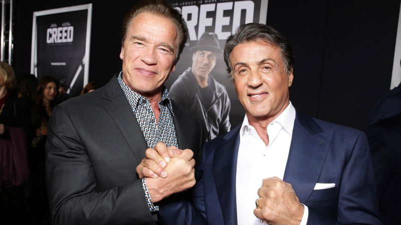 Arnold Schwarzenegger sagt, er und Sylvester Stallone hätten in ihrer Blütezeit „versucht, sich gegenseitig aus der Bahn zu werfen“.