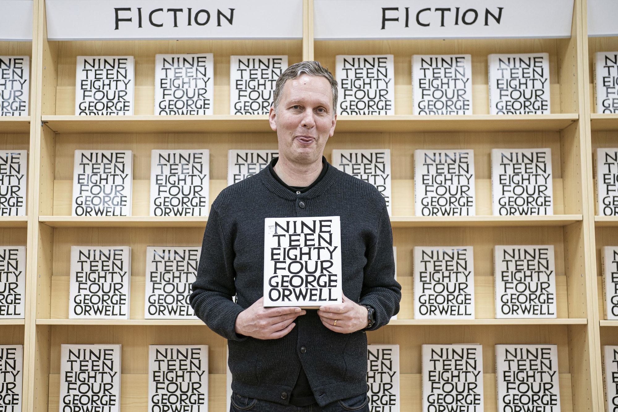 Artist David Shrigley turns 6,000 unwanted copies of ‘The Da Vinci Code ...