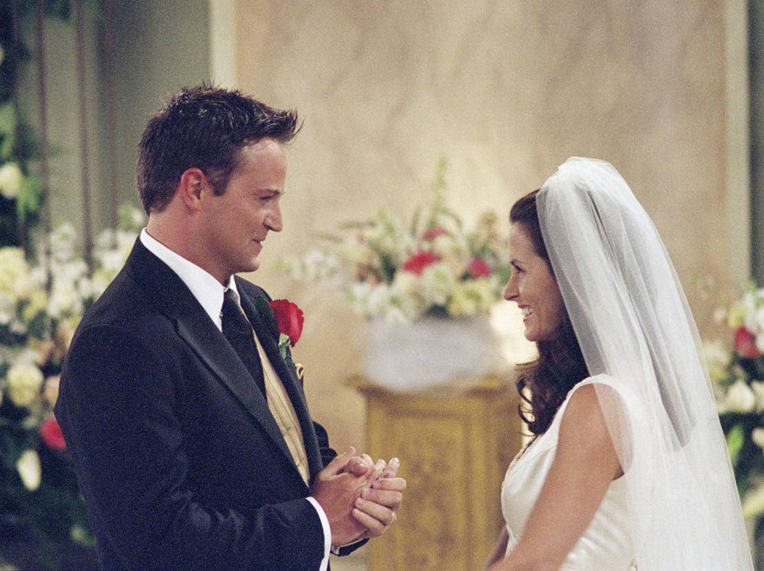 《老友记》 -- 《The One With Monica And Chandler's Wedding》 -- 第24集 -- 5年17月2001日播出 -- 图为:(从左到右)Matthew Perry 饰 Chandler Bing, Courteney Cox 饰 Monica Geller-Bing