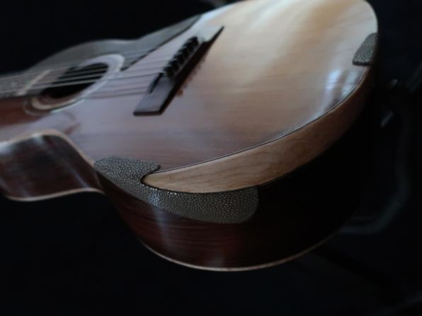 In this guitar, Rosenkrantz uses fish skin instead of plastic for the pick guard and other parts.