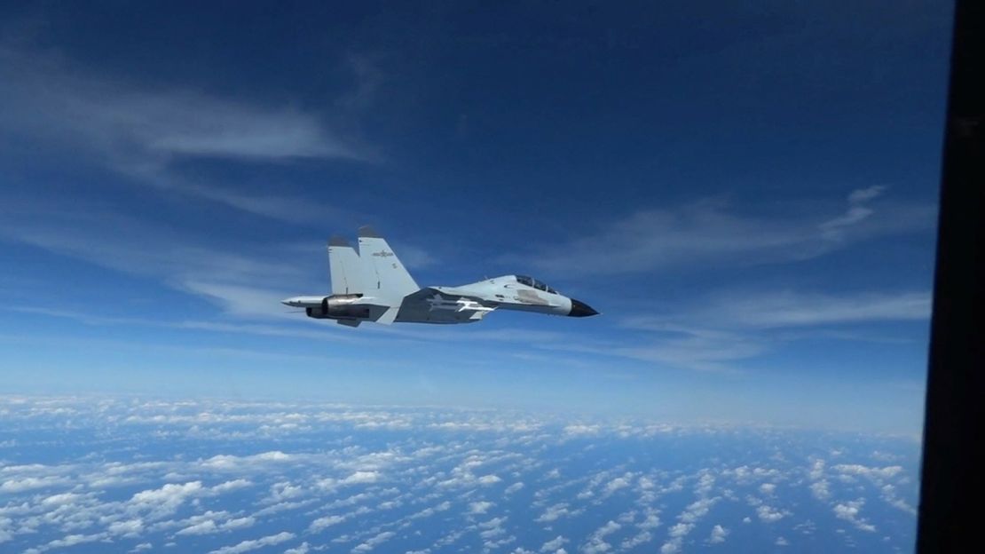 Um caça J-11 da Marinha chinesa é registrado voando perto de uma aeronave RC-135 da Força Aérea dos EUA no espaço aéreo internacional sobre o Mar da China Meridional, de acordo com os militares dos EUA, em uma imagem estática de um vídeo feito em 21 de dezembro de 2022.