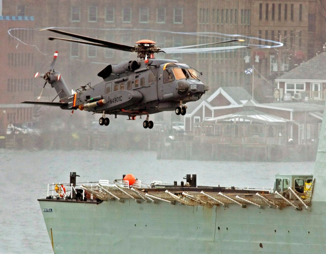 Um ciclone militar canadense Sikorsky CH-148 conduz voos de teste com o HMCS Montreal no porto de Halifax na quinta-feira, 1º de abril de 2010.
