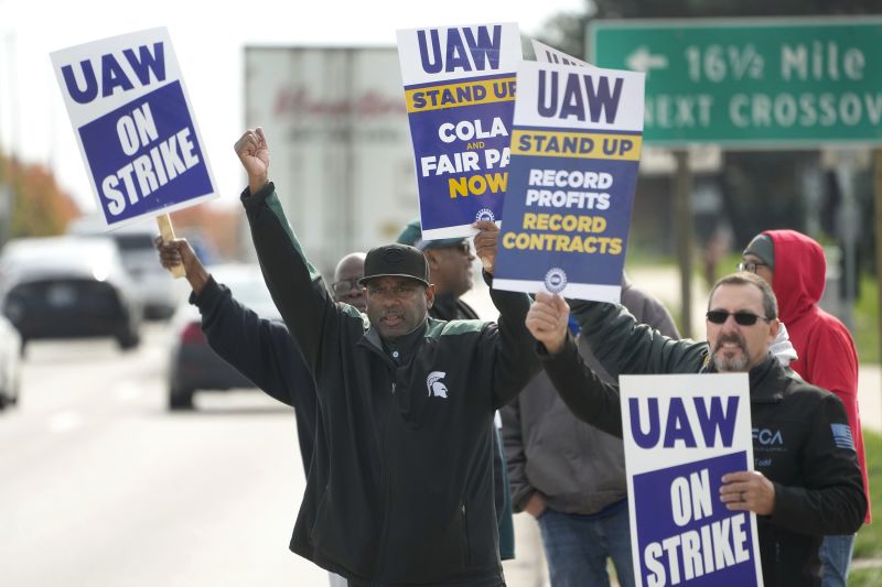 UAW Strike Cost Stellantis $3 Billion In Lost Revenue | CNN Business