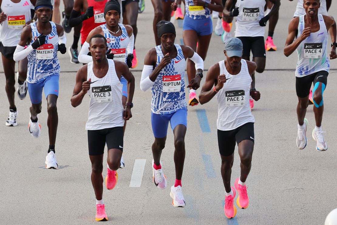 CHICAGO, ILLINOIS - OCTOBER 08: Kelvin Kiptum of Kenya starts the 2023 Chicago Marathon at Grant Park on October 08, 2023 in Chicago, Illinois. (Photo by Michael Reaves/Getty Images)