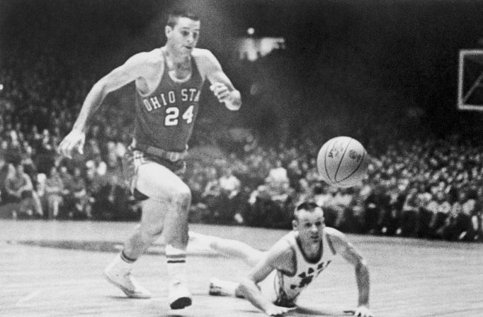 Knight, playing for Ohio State, vies for possession of the ball in 1961. 