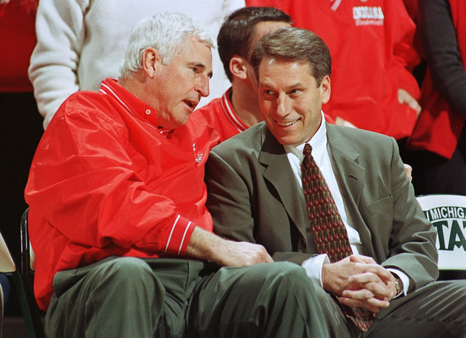 Knight and Michigan State coach Tom Izzo talk before a game in 2000.