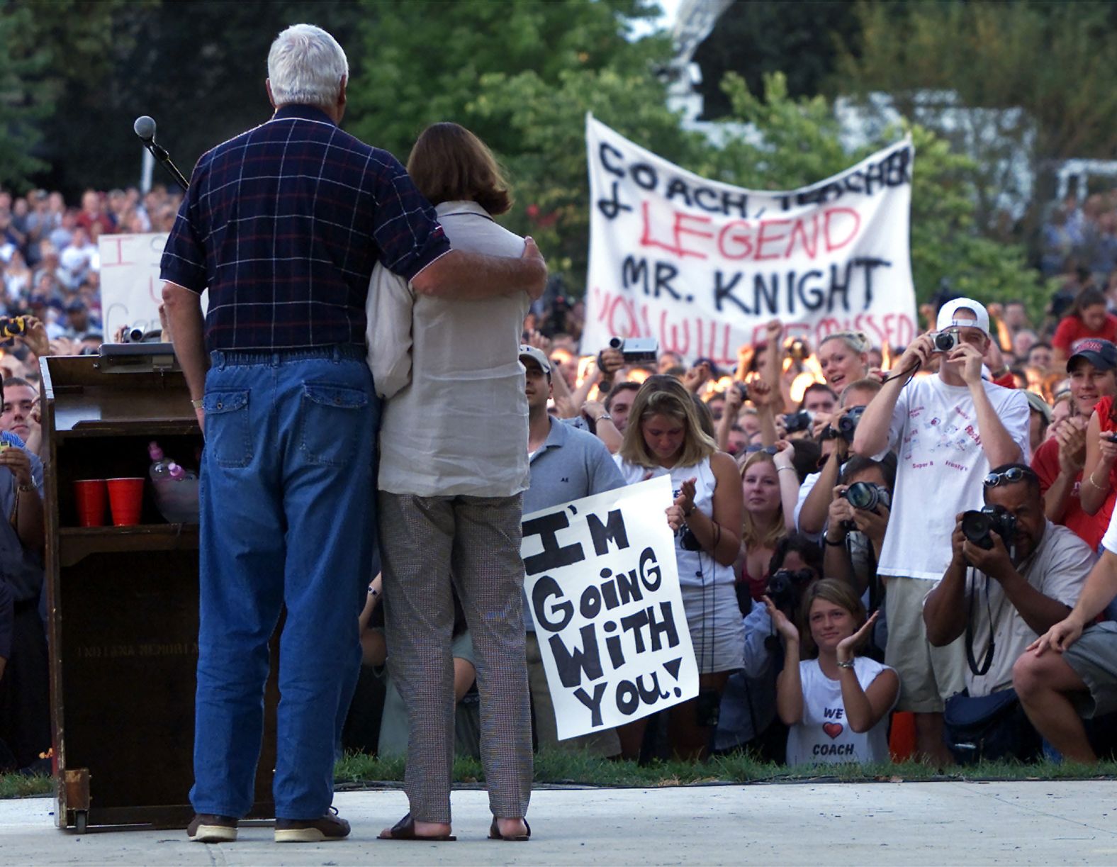 Knight stands with his wife Karen after addressing Indiana University students after being fired in 2000. Indiana dismissed Knight after what the school said at the time was "<a href="https://www.cnn.com/2000/US/09/11/knight.protest/" target="_blank">a pattern of unacceptable behavior</a>."