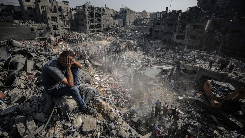 O segundo ataque aéreo israelense em dois dias atinge um campo de refugiados em Gaza, exacerbando a raiva crescente