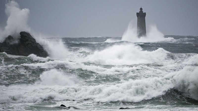 Storm Ciaran hits France and England, knocking out 1,000,000 energy grids