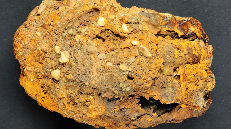 In Freising, archaeologists find a man with an iron prosthesis on his arm in a grave. The metal part reveals how advanced medicine was in the 15th century