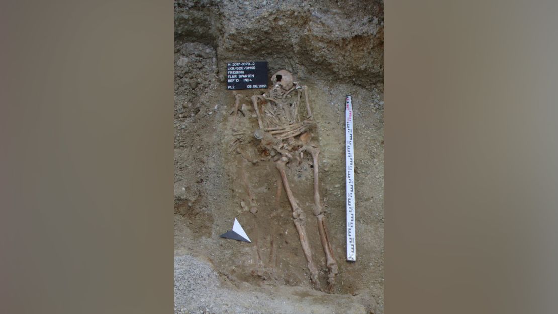 In Freising finden Archäologen in einem Grab einen Mann mit einer Eisenprothese am Arm.  Das Metallteil verrät, wie fortschrittlich die Medizin im 15. Jahrhundert war