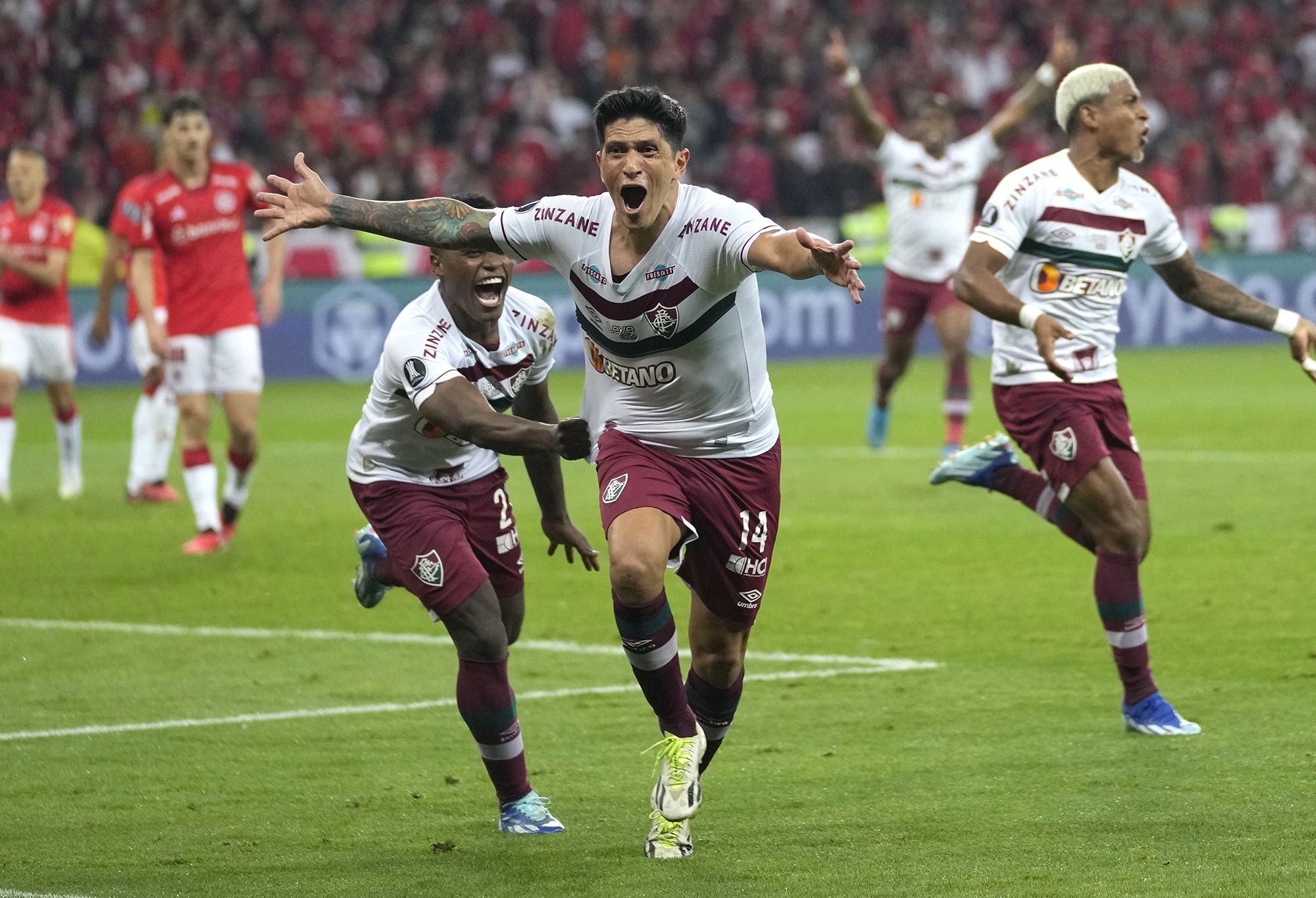 Santos aim to cap turbulent year with Libertadores success