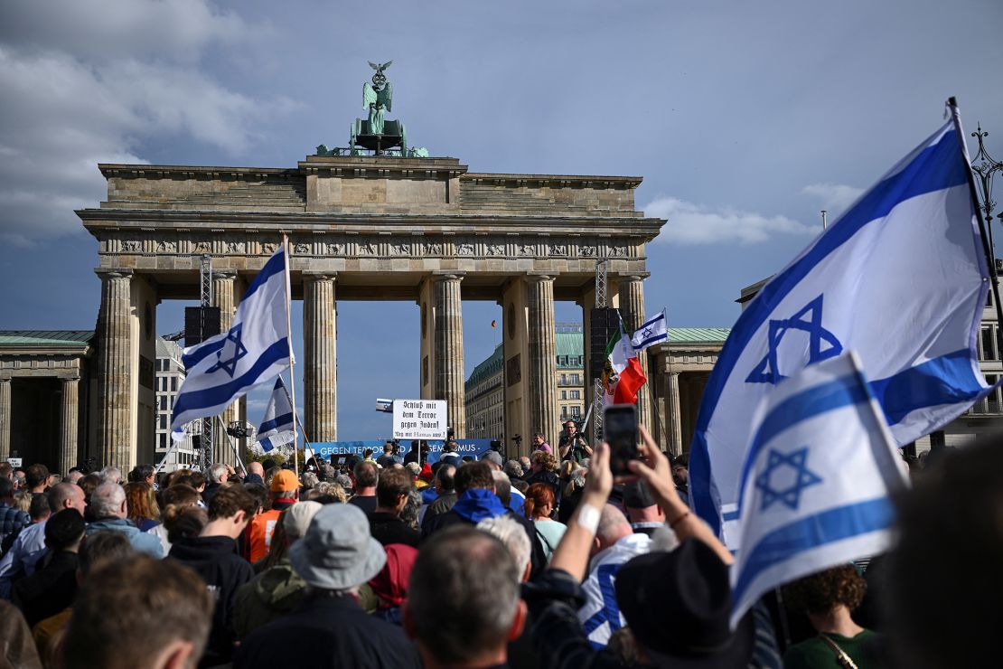 People attend the rally "Against terror and antisemitism! Solidarity with Israel" organised by Germany's Central Council of Jews, political parties, unions and civil society, at Brandenburg Gate, amid the ongoing conflict between Israel and the Palestinian Islamist group Hamas, in Berlin, Germany October 22, 2023. REUTERS/Annegret Hilse