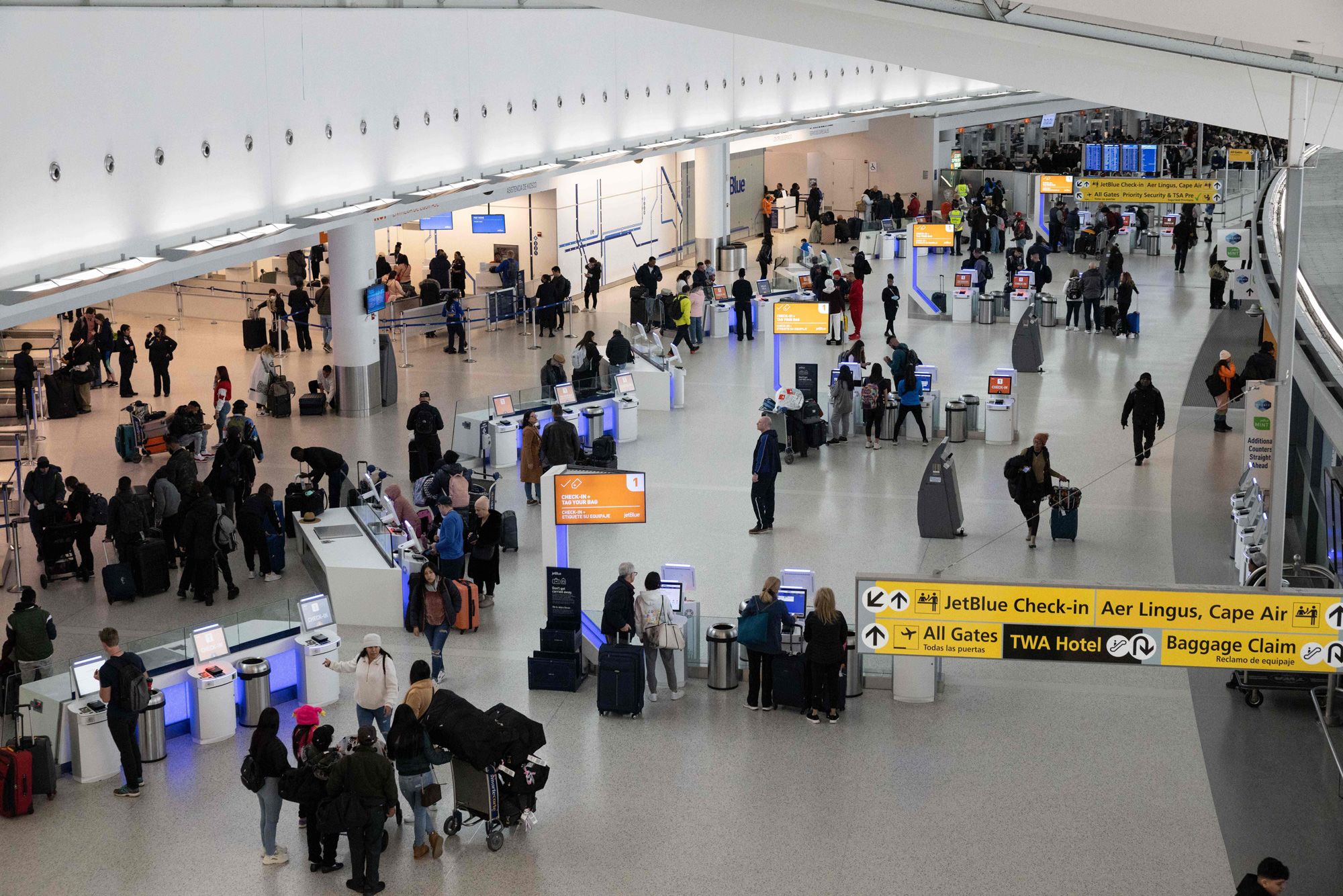 https://media.cnn.com/api/v1/images/stellar/prod/231103203524-travelers-jfk-airport-01112023.jpg?c=original