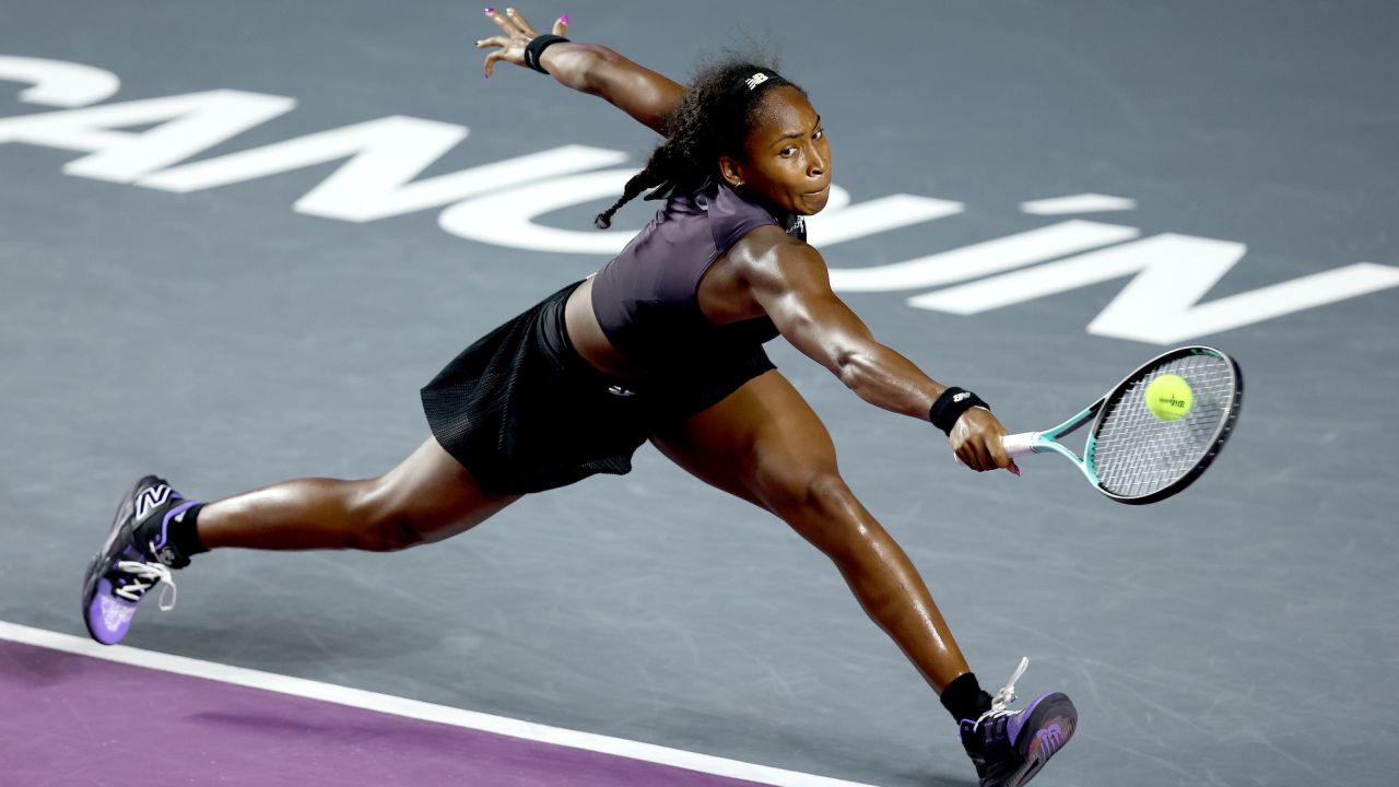 CANCUN, MEXICO - NOVEMBER 03: Coco Gauff of United States returns a shot to Marketa Vondrousova of Czech Republic during day 6 of the GNP Seguros WTA Finals Cancun 2023 part of the Hologic WTA Tour on November 03, 2023 in Cancun, Mexico. (Photo by Clive Brunskill/Getty Images)