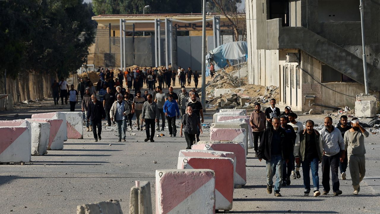 Palestinian labourers, who were in Israel during the Hamas October 7 attack, arrive at the Rafah border after being sent back by Israel to the strip, in the southern Gaza Strip, November 3, 2023. REUTERS/Ibraheem Abu Mustafa
