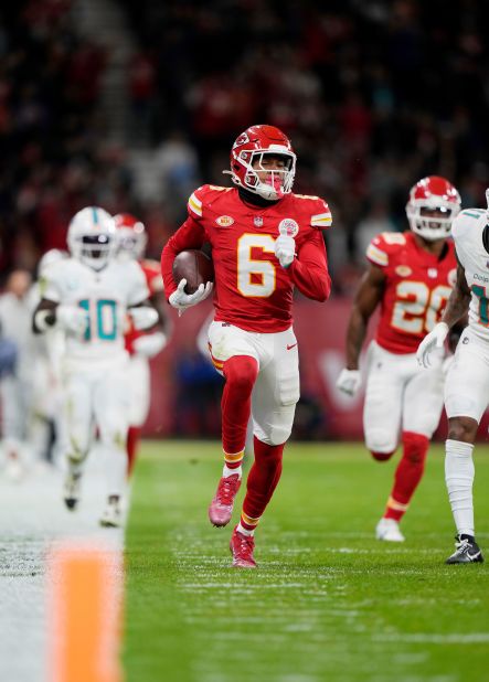 Watch Chiefs' Patrick Mahomes warm up before Super Bowl LV