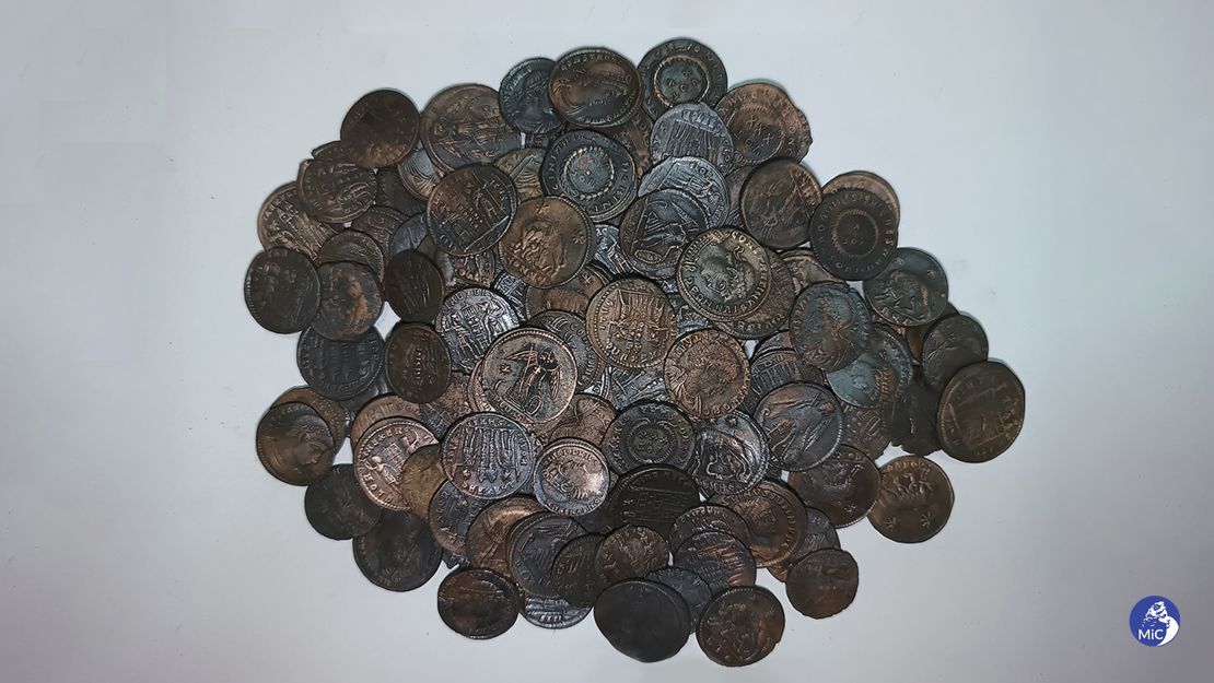 Coins dating back to the first half of the 4th century AD have been discovered in the sea of ​​the north-eastern coast of Sardinia, Italy.