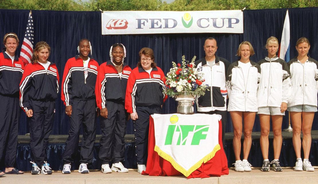 PALO ALTO, UNITED STATES:  United States and Russian Fed Cup teams pose for a group picture 17 September 1999 at Stanford University in Palo Alto, California. The US team  from left are:  Lindsay Davenport, Monica Seles, Venus Williams, Serena Williams, and team coach Billie Jean King. The Russian team from left are:  coach Konstantin Bogoroditsky, Elena Likhovtseva, Elena Dementieva, and Elena Makarova.  Tatiana Panova of Russia was out ill for the day.      AFP PHOTO/John G. MABANGLO (Photo credit should read JOHN G. MABANGLO/AFP via Getty Images)