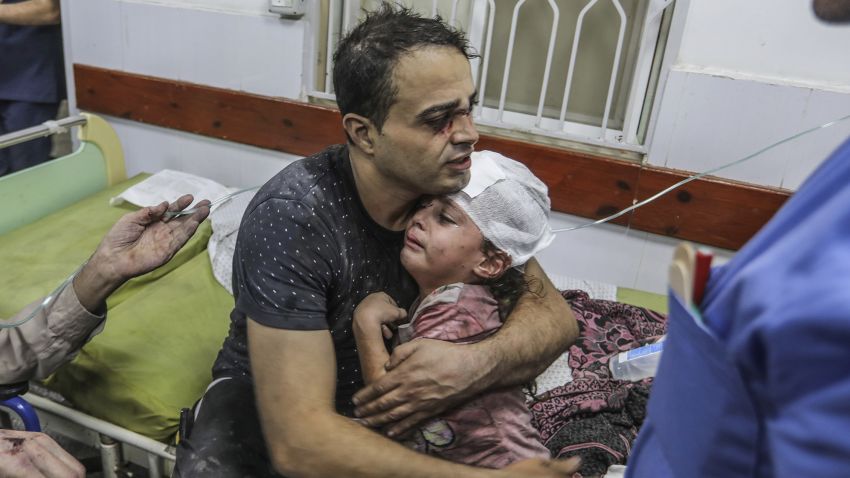 30 October 2023, Palestinian Territories, Rafah: A Palestinian man hugs his wounded child as they receive medical attention at Al-Najjar Hospital, following an Israeli airstrike on Rafah in the southern Gaza Strip. Photo by: Abed Rahim Khatib/picture-alliance/dpa/AP Images