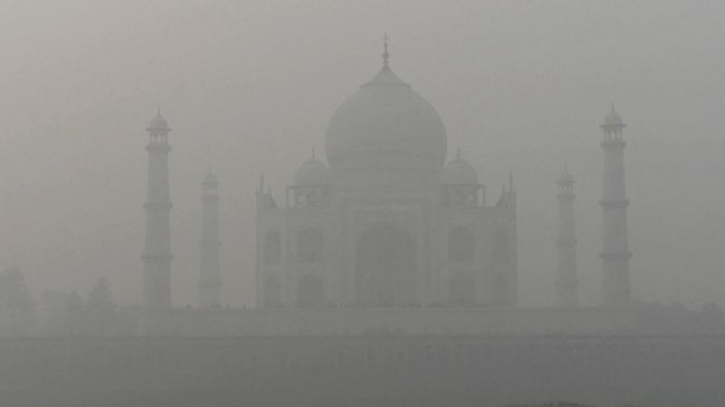 shows India’s iconic monument shrouded in smog