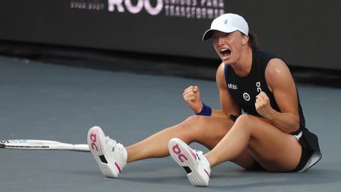 CANCUN, MEXICO - NOVEMBER 06: Iga Swiatek of Poland celebrates after defeating Jessica Pegula of the United States  during the singles final on the final day of the GNP Seguros WTA Finals Cancun 2023, part of the Hologic WTA Tour, on November 06, 2023 in Cancun, Mexico. (Photo by Matthew Stockman/Getty Images)