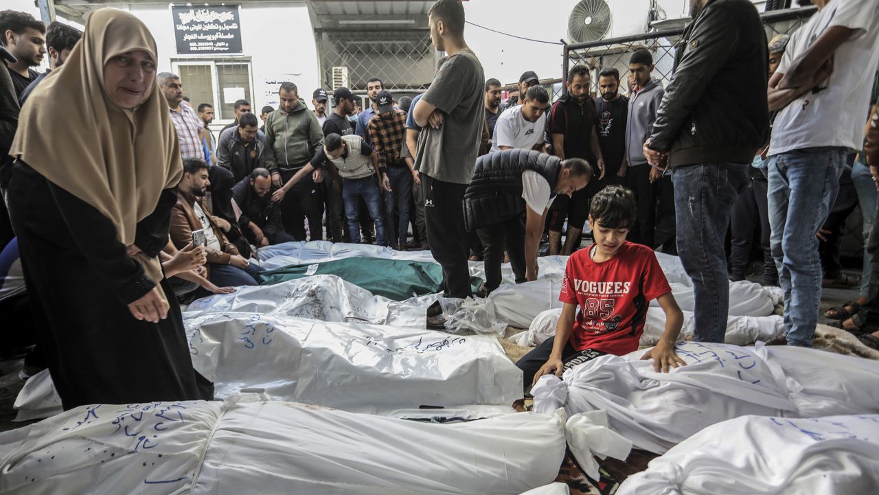 07 November 2023, Palestinian Territories, Rafah: Palestinians mourn as they wait for the bodies of members of the Riyadi family, who were killed after an Israeli airstrike, to be removed from al-Najjar Hospital and buried. Photo by: Abed Rahim Khatib/picture-alliance/dpa/AP Images
